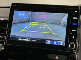 リバースギアに入れるだけで後方の表示へ切り替わります。夜間や雨の日の駐車も楽になりますよ。