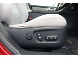 運転席にはパワーシートが付いております。パワーシートは指先1つで操作出来るためチカラの弱い女性の方でもシートに座ったまま操作出来ます♪