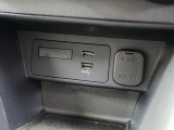 CD/DVD再生プレーヤーは装備されておりませんがフルセグTVチューナー、USB端子やブルートゥースオーディオは備えています。