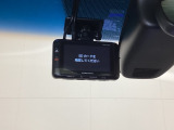 ドライブレコーダー(社外品)が前方の監視をしてくれます。記録された動画が万が一の際に直前の状況を把握する手助けとなります。 *使用時は、別途SDカードが必要になります。
