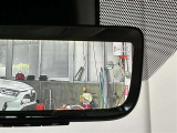 デジタルインナーミラーが付いています。車両後方カメラの映像をインナーミラー内のディスプレイに表示。