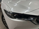 【LEDヘッドランプ】ハロゲンヘッドランプの約2倍の光量でより明るく遠くを照らし、夜間走行時の視認性を高める。さらに長寿命や、省電力も魅力。