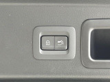 【パワーバックドア】スマートキーや運転席のボタンを押すだけでリアゲートが自動で開閉します!荷物を持っている時や、高い位置にあるバックドアを閉める際に便利な機能です♪
