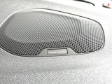 【harman kardon】ハーマンカードンのHi-Fiスペシャリストと共に、モデル別に開発・設計された専用チューニングが臨場感溢れる音響空間を実現しています。