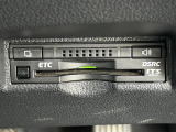 【ETC】有料道路を利用する際に料金所で停止することなく通過できる、ETC車載器(ノンストップ自動料金収受システム機器)が装備されています。セットアップを行うことで利用可能になります。