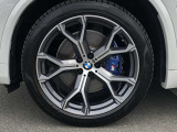 BMW純正21インチホイール。洗練されたデザインで、足元の個性を引き立てます。
