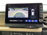 バックギアに入れますとご覧のような画像に自動的に切り替わります。車庫入れ時に役立ちます。