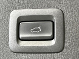 【パワーバックドア】スマートキーや運転席のボタンを押すだけでリアゲートが自動で開閉します!荷物を持っている時や、高い位置にあるバックドアを閉める際に便利な機能です♪