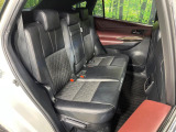 広々とした2列目シートは居住性が高く、居心地も快適!友達や家族とのお出かけにぴったりです。ベビーシートやチャイルドシート使用時も快適にお過ごしいただける十分な空間を確保しています。
