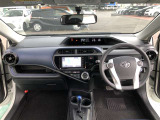 シンプルながら機能性溢れる運転席廻りです。視界性もよく、運転しやすいですよ。