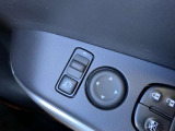 ボタン一つで、ミラーの開閉ができる電動格納式ドアミラー。すれ違いの時や、パーキングの時にこすりにくくなります!