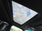 【サンルーフ】開放感たっぷりの希少装備、サンルーフが装着されています!車内に明かりを取り入れたり景色を楽しむ以外にも、車内の空気も簡単に換気できて快適です!