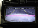 目視では確認しづらい車両後方を表示するバックモニターが装備されています。スムーズな車庫入れや縦列駐車をサポートします。