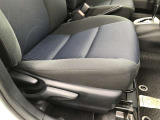 運転席シ-ト座面は上下アジャスタ-付です。お好みの位置に調整可能です。