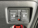 【両側パワースライドドア】スマートキーや運転席のスイッチで後席両側スライドドアの開閉が可能♪電動だから力を入れてドアを開ける必要が無く、小さなお子様でも簡単に開け閉めでき快適です♪