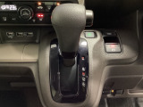 CVT車のセレクトレバーです。低速から高速まで、変速ショックのないスムーズな走りを実現するとともに、エンジン効率のよい領域を維持することで燃費にも貢献します。