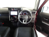 革巻きステアリングで快適な操作性の運転席です。
