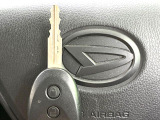 【キーレス】少し離れた場所からでもボタン一つでドアの開錠・施錠ができるのでとっても便利!ドアの鍵穴周りに傷をつけることもありません♪