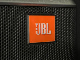 【JBLサウンドシステム】メーカーオプションの高品位サウンドシステムを搭載。専用のチューニングが施された大小様々なスピーカーから良質なサウンドが奏でられ、臨場感あふれる音響空間を演出します。