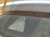 【プリクラッシュセーフティ】前方の車両等を検知し、衝突しそうな時は警報で注意を促し、ブレーキを踏む力をサポート。ブレーキを踏めなかった場合は衝突被害軽減ブレーキが作動、衝突回避をサポートします。