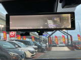 インテリジェントルームミラーです。人や物で視界が遮られてても、車体後部のカメラ映像に切り替えることにより、クリアな後方視界を実現しています。