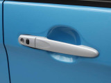 ドアハンドル リクエストスイッチでドアロックの開閉が可能です。