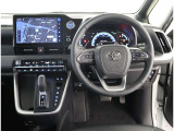 高いホールド性で運転姿勢が安定します。長距離ドライブでも疲れにくいのが魅力です。快適なドライビングライフをお送りください♪