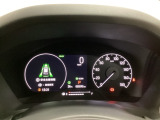 ハイブリット車専用のメーターです。右側の大型スピードメーターに加え、ステアリングスイッチを使って左のマルチインフォメーション・ディスプレイで燃費や動力伝達などの情報が見れるようになっています。