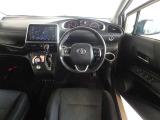 革巻きステアリングで快適な操作性の運転席です。