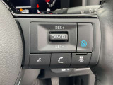 【プロパイロット】高速道路のロングドライブをアシスト。アクセル・ブレーキを制御し前方車との車間距離を保ち、ハンドル操作を制御アシストし走行車線を維持します。
