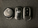 スマートキーを装備しています。鍵を差し込むことなくドアロックの開け閉めと、スタートボタン操作でのエンジンスタートができます。加えて、純正リモコンエンジンスターター用の操作キーもついています。
