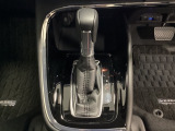 「e:HEV」は、モーター走行を中心にしながら電気エネルギーやエンジン動力を最も効率よく使い分けることができる賢いハイブリッドシステムです。サイドブレーキはスイッチ操作の電子制御パーキングブレーキです