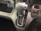 インパネシフトを採用しているので、前席の足元も広々としています。運転席と助手席の行き来もスムーズです!
