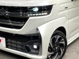 【LEDヘッドライト】悪天候や夜間走行時も良好な視界を確保し安心して運転できる高輝度LEDヘッドライトを装備!点灯速度が早く、消費電力も抑えられています。