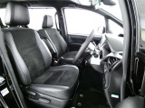 高いホールド性で運転姿勢が安定します。長距離ドライブでも疲れにくいのが魅力です。快適なドライビングライフをお送りください♪