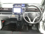 運転席からの視界はこんな感じです☆お気軽にご来店いただき、実際に座って是非お確かめください。ドライバーに寄り添う快適な操作フィールをもたらすステアリングです。