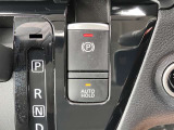 信号待ちなどでブレーキから足を離しても停車を維持してくれるオートブレーキホールド&スイッチを引き上げるだけでパーキングブレーキがかけられる電動パーキングブレーキ