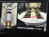 こちらのバックカメラは画面にラインが表示されておりますので、バック時のクルマの進行方向の目安になります。より高いレベルで車庫入れをサポートする、便利な機能ですね。