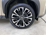 純正アルミホイール付きです。タイヤサイズは215/50R18になります。