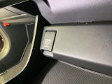 アクセサリーソケットはUSBのアダプターなどをつければ、スマホの充電にも使えます。周辺には物が置けるトレーがついています。