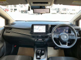 ますますドライブが楽しくなる、明るく開放的な運転席まわりです!