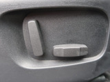 電動パワーシートですので運転中のシート調節も安全に行えます。微調整も可能ですのであなただけのドライビングポジションを実現します。