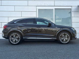 Audi Sport社製の20インチアルミホイールでより重厚感の増したスタイリングです。