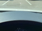 必要な情報を投影するヘッドアップディスプレイ(運転席前のガラス等に車速やナビ情報を投影する機能)。視線移動を最小限に抑え、速度やナビのルート案内、安全警告を直感的に確認。長距離運転でも疲れません。