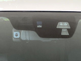 【スマートシティブレーキサポート】低速走行中に前方の車両等を認識し、衝突しそうな時は警報とブレーキで衝突回避と被害軽減をアシスト。より安全にドライブをお楽しみいただけます。