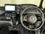 【ハンドル】運転にかかわる様々な操作を安全に行えるように視点移動が少なく操作性に配慮されたスイッチ類が凝縮されたコックピットです。