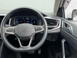 しっとりと手に馴染む本革巻きステアリング!ドイツ車らしい程よい太さとグリップ感で、長距離ドライブでも疲れにくい設計です。