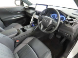高級感のある美しいインテリアデザインの運転席です。