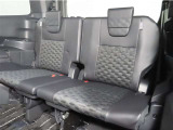便利な5:5分割可倒式シートです。収納と乗車人数のバランスに優れています♪荷物の大きさに応じたラゲージスペースをフレキシブルに作り出せるので、シーンに応じた使い方ができます♪
