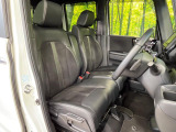 運転席まわりには十分なスペースがあり、大柄な方でもゆったり運転していただける環境です。